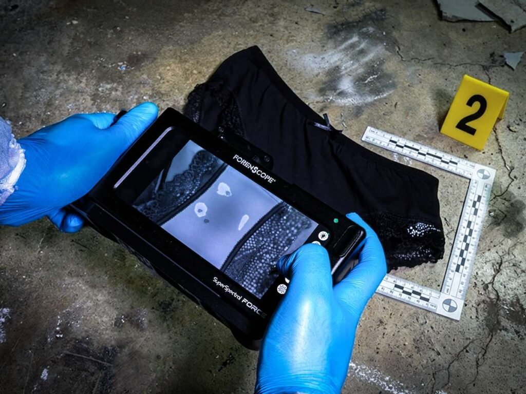 Imágenes multiespectrales avanzadas con SuperSpectral FORCE para la detección en tiempo real de fluidos biológicos, residuos de disparos y evidencias latentes en la escena del crimen.