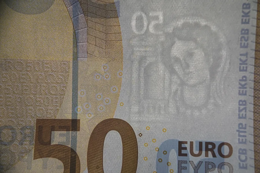 Revealing combination on euro banknote with docex m2