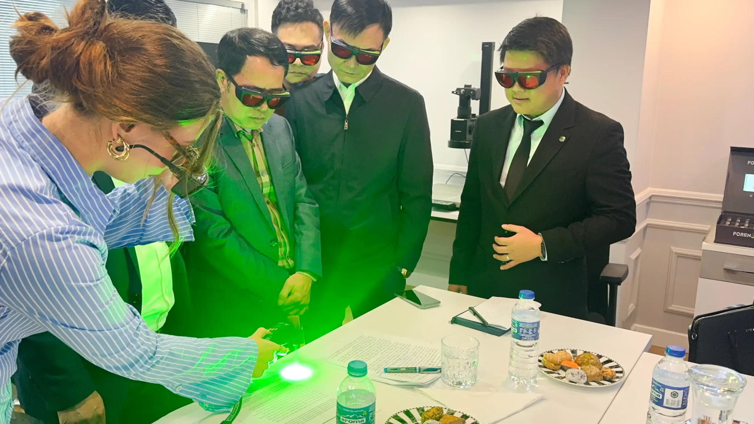 ForenScope demonstrates green alternative light source technology to the Vietnam Thai Nguyen Police delegation during a forensic imaging demonstration in Istanbul, Türkiye.